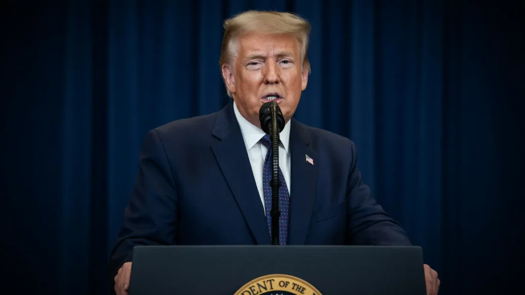 Trump discursando sobre sua política de combate ao turismo de nascimento nos Estados Unidos, com ênfase presidencial