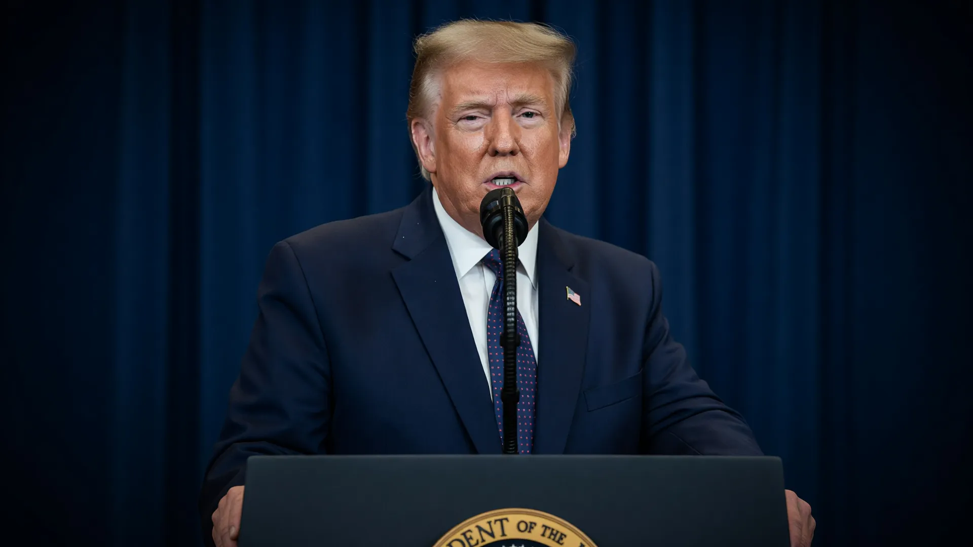 Trump discursando sobre sua política de combate ao turismo de nascimento nos Estados Unidos, com ênfase presidencial