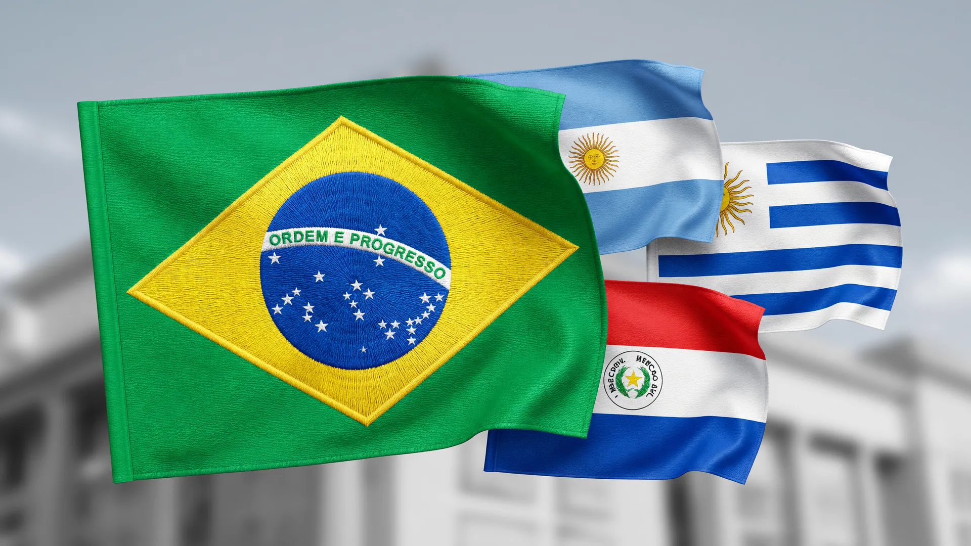 Bandeira do Brasil com bandeiras do Mercosul, representando crescimento de turistas estrangeiros no Brasil 2026