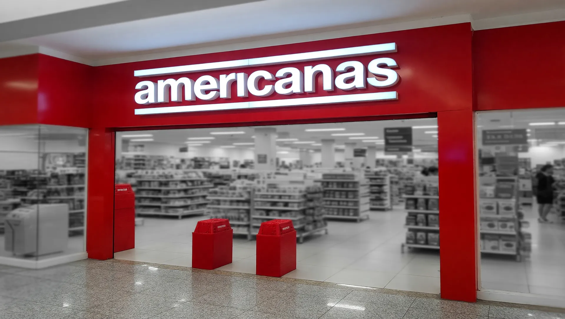 Loja Americanas com fachada vermelha iluminada, representando o resultado positivo do primeiro trimestre 2026