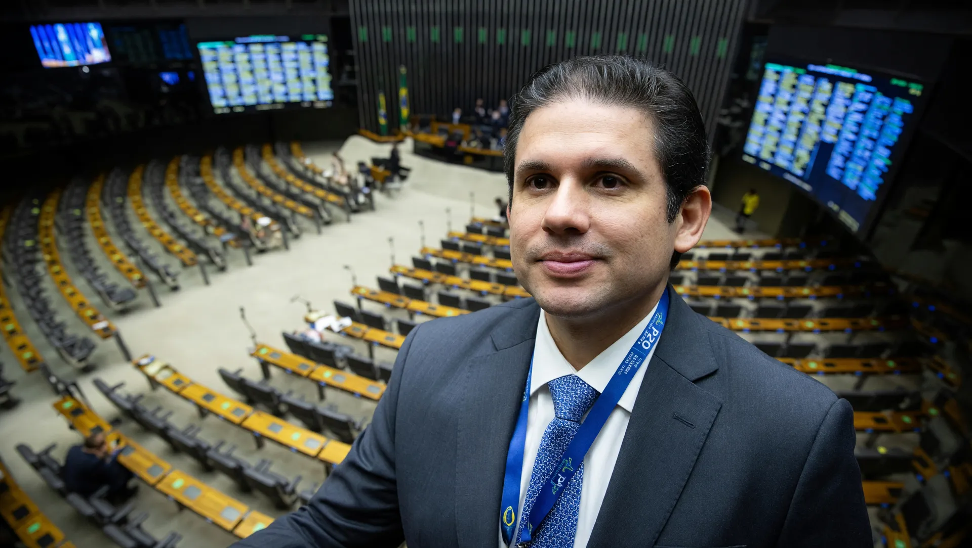Aprovação PEC escala 6x1: Hugo Motta celebra em primeiro plano com o plenário da Câmara ao fundo