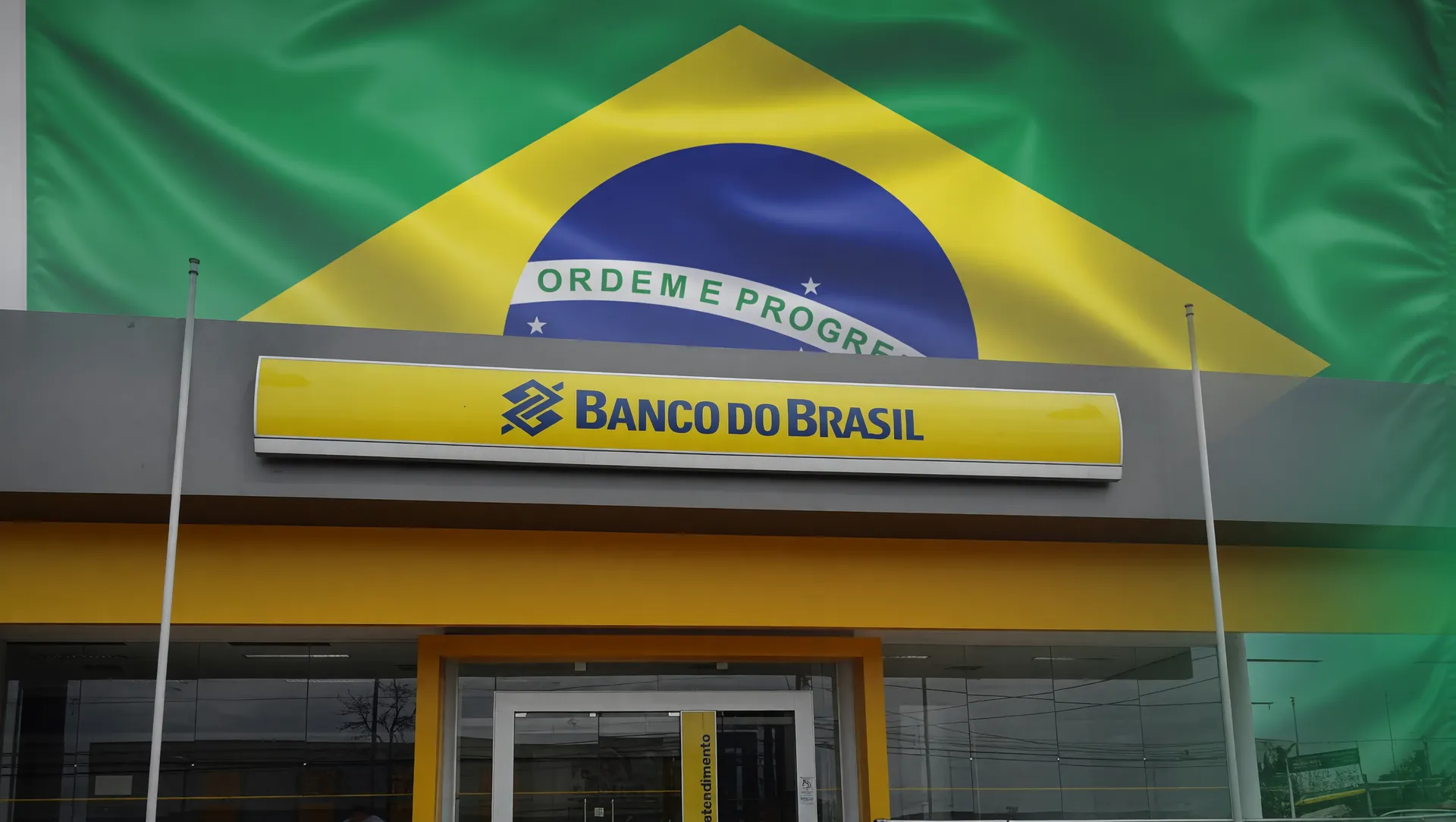 Fachada do Banco do Brasil refletindo pressão financeira na inadimplência do agronegócio