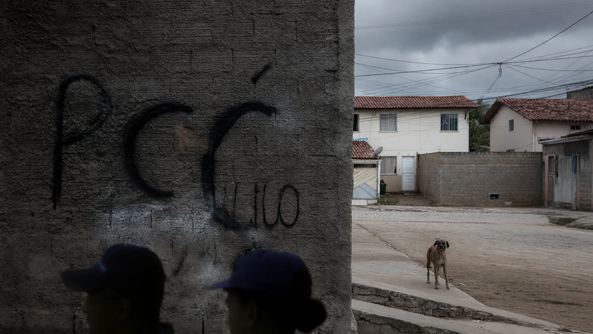 Marcas de crime organizado nos bairros brasileiros revelando controle territorial em áreas periféricas urbanas