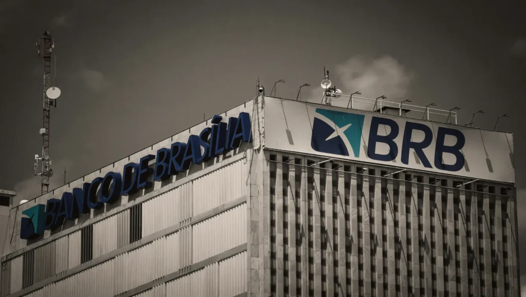 Prédio do BRB com tons escuros refletindo a crise fiscal do Distrito Federal 2026
