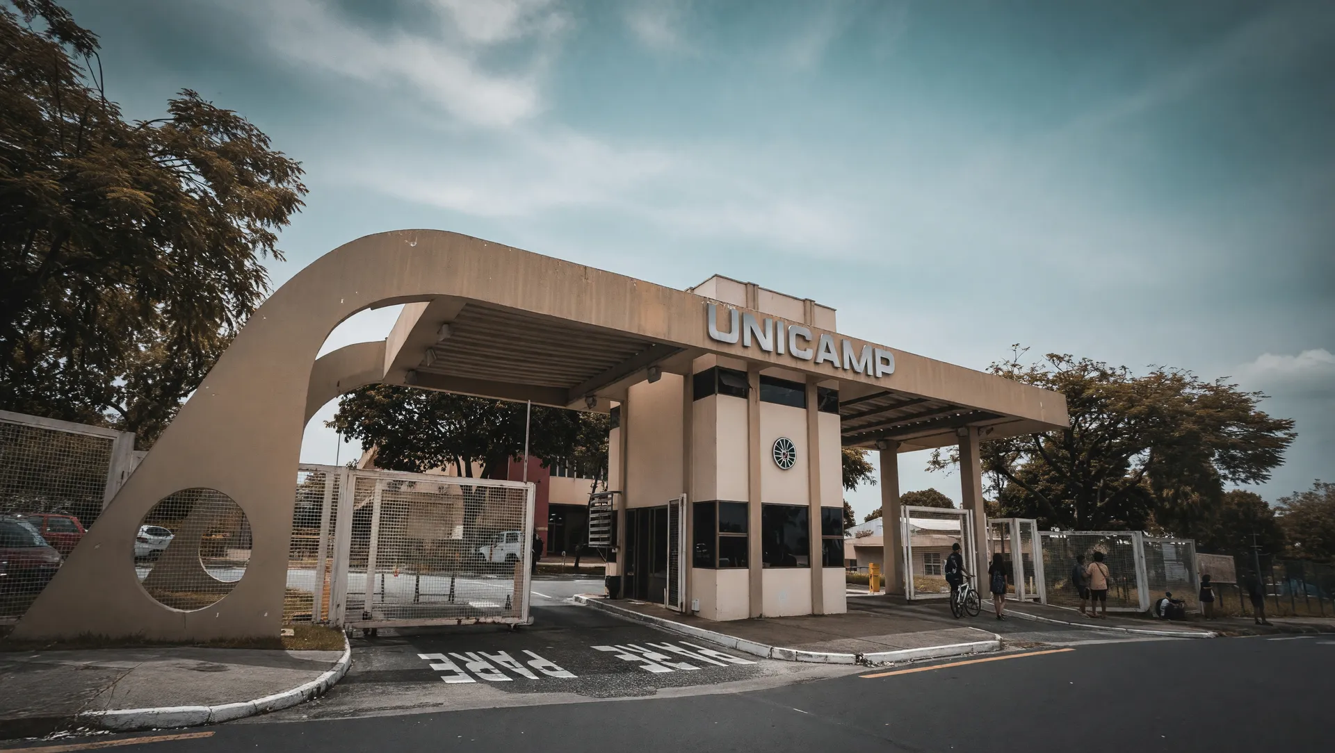 Campus da Unicamp representando análise sobre Desenrola endividamento crônico Brasil