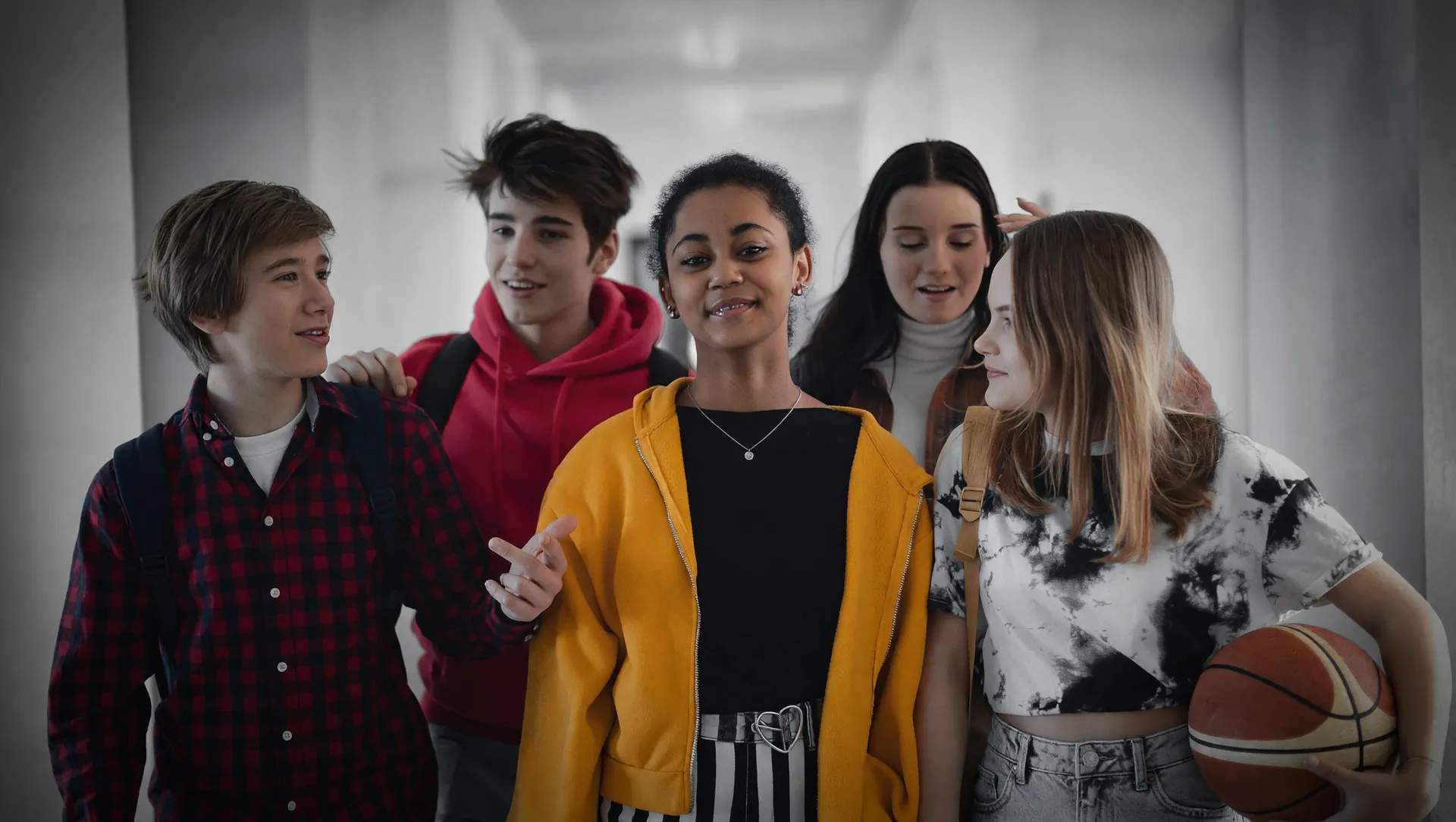 Dor menstrual causa faltas escolares mensais entre milhões de estudantes