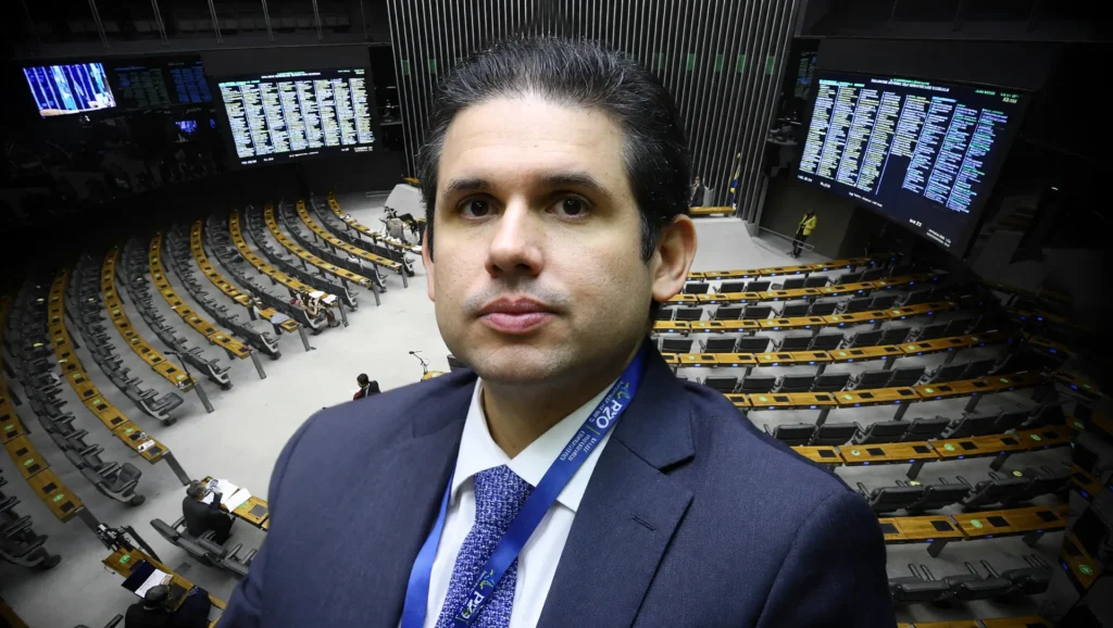 Hugo Motta em primeiro plano com plenário da Câmara ao fundo ilustrando a emenda aglutinativa PEC escala 6x1