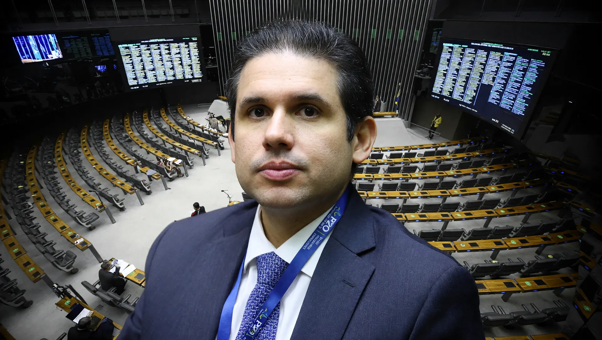 Hugo Motta em primeiro plano com plenário da Câmara ao fundo ilustrando a emenda aglutinativa PEC escala 6x1