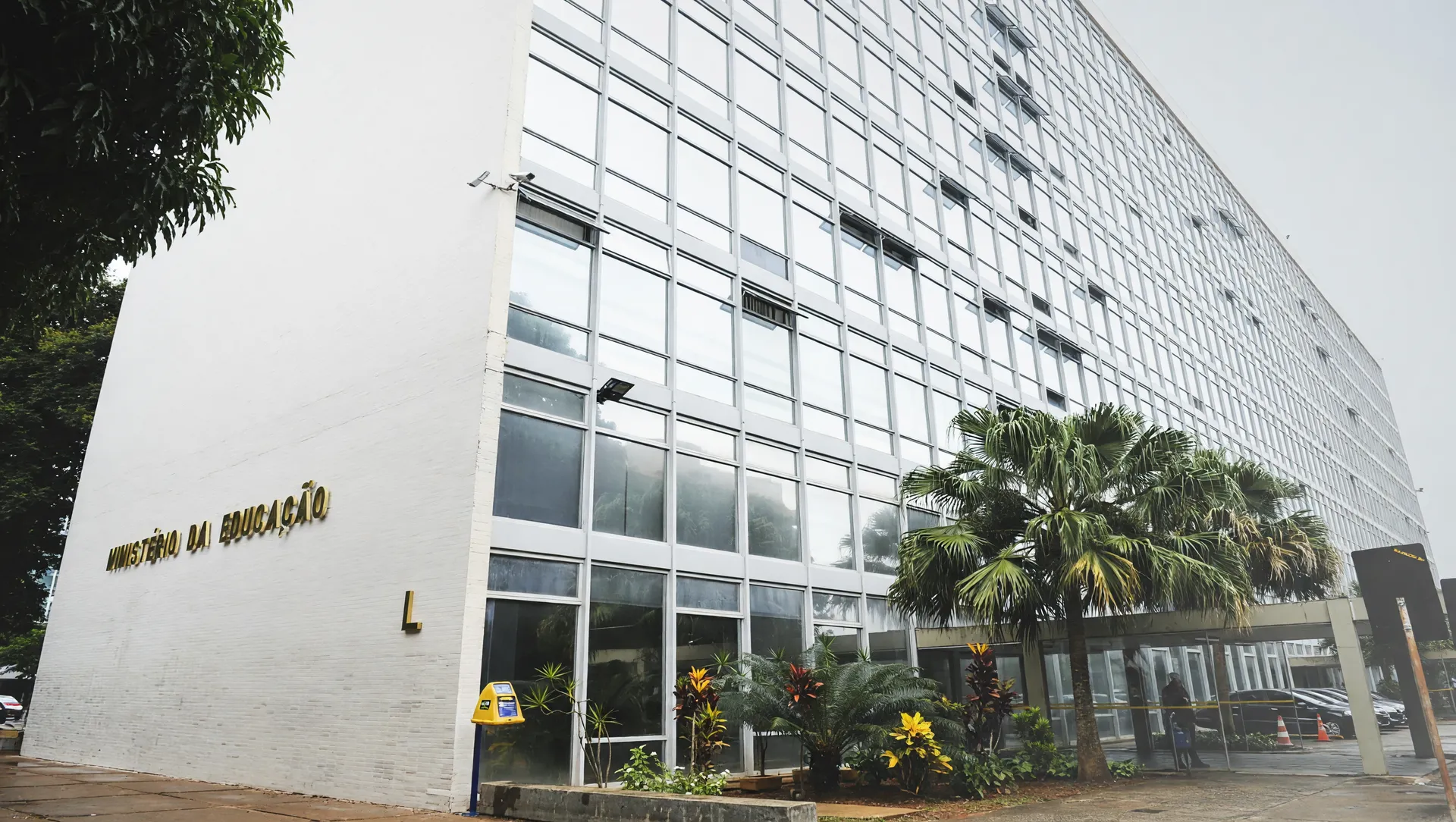 Fachada do Ministério da Educação com Enamed 2026 inscrições para residência médica