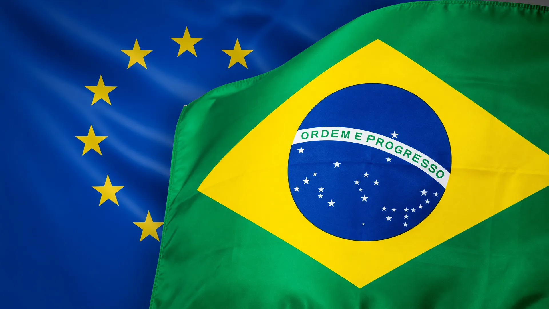 Bandeiras do Brasil e da União Europeia simbolizando a crise na exportação de carne brasileira para a Europa