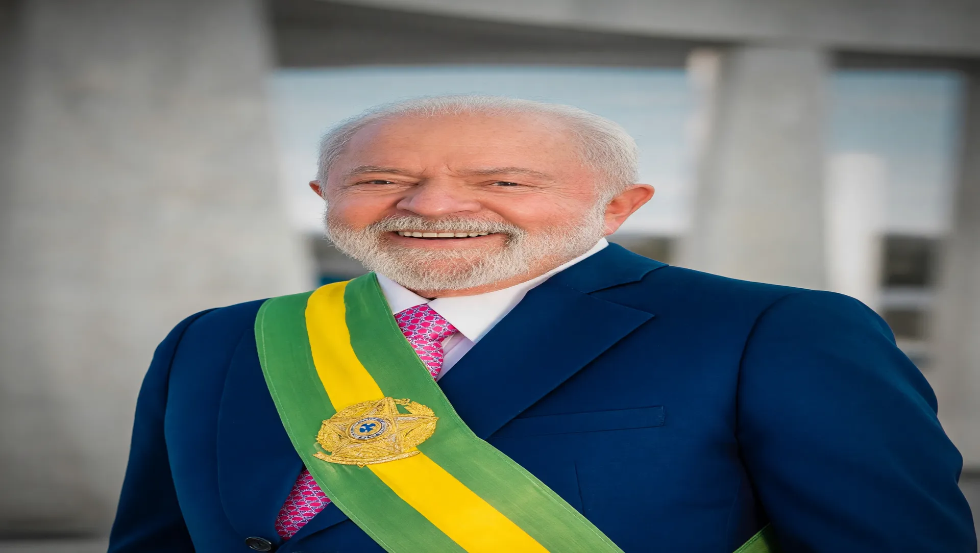 Retrato oficial de Lula representando o fim da taxa das blusinhas em encomendas internacionais