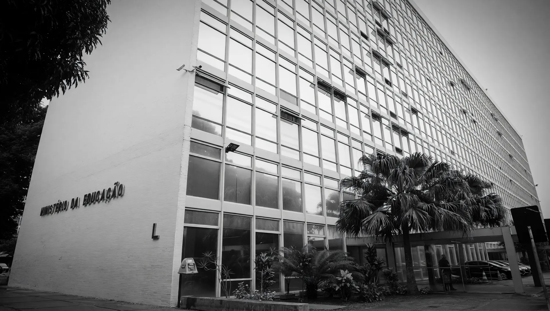 Fachada do MEC destacando a crise na formação de professores de matemática e falhas sistêmicas