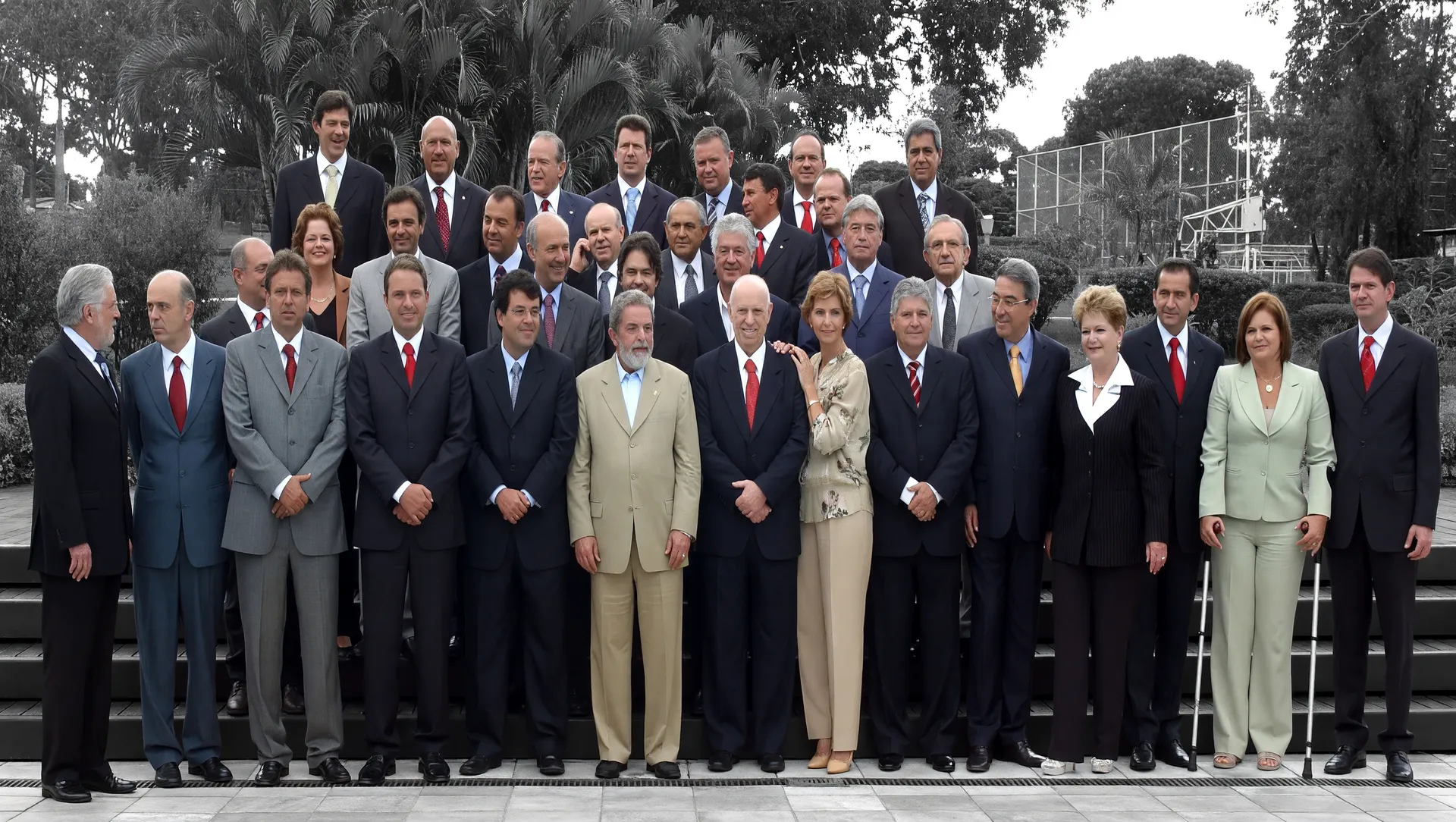 Governadores nas redes sociais: campanha digital para eleições 2026 com segurança em destaque