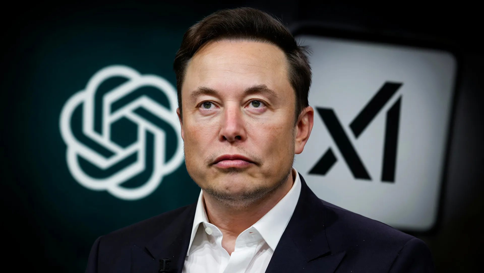 Musk com logos xAI e OpenAI em representação visual do caso de Grok treinado com tecnologia OpenAI