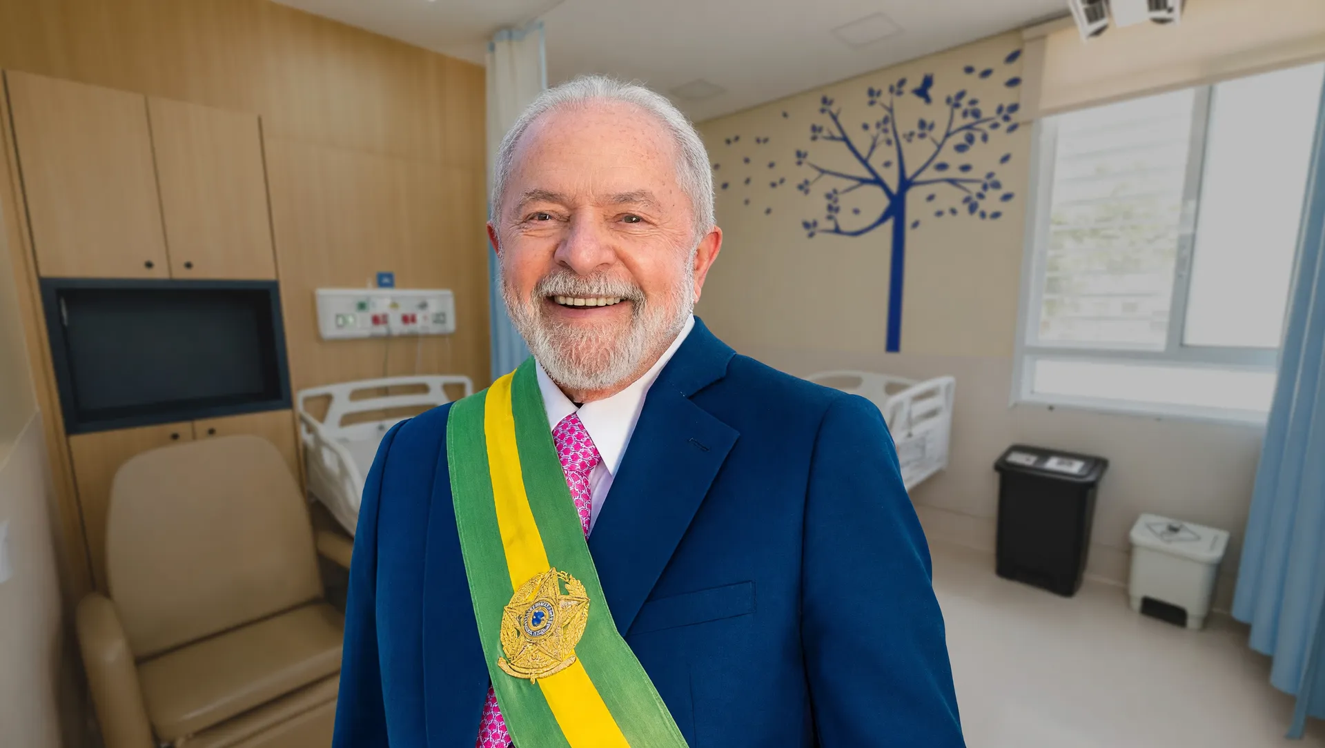 Lula durante tratamento de radioterapia para câncer de pele em ambiente hospitalar moderno