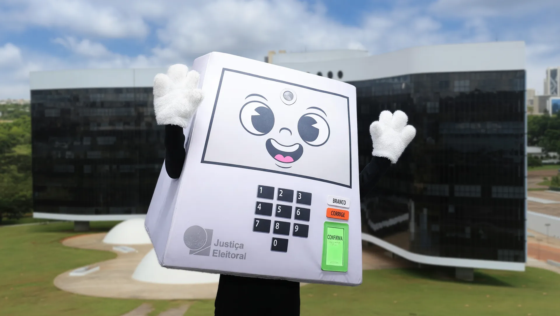 Mascote Pilili da TSE em perspectiva institucional no debate sobre urnas eletrônicas