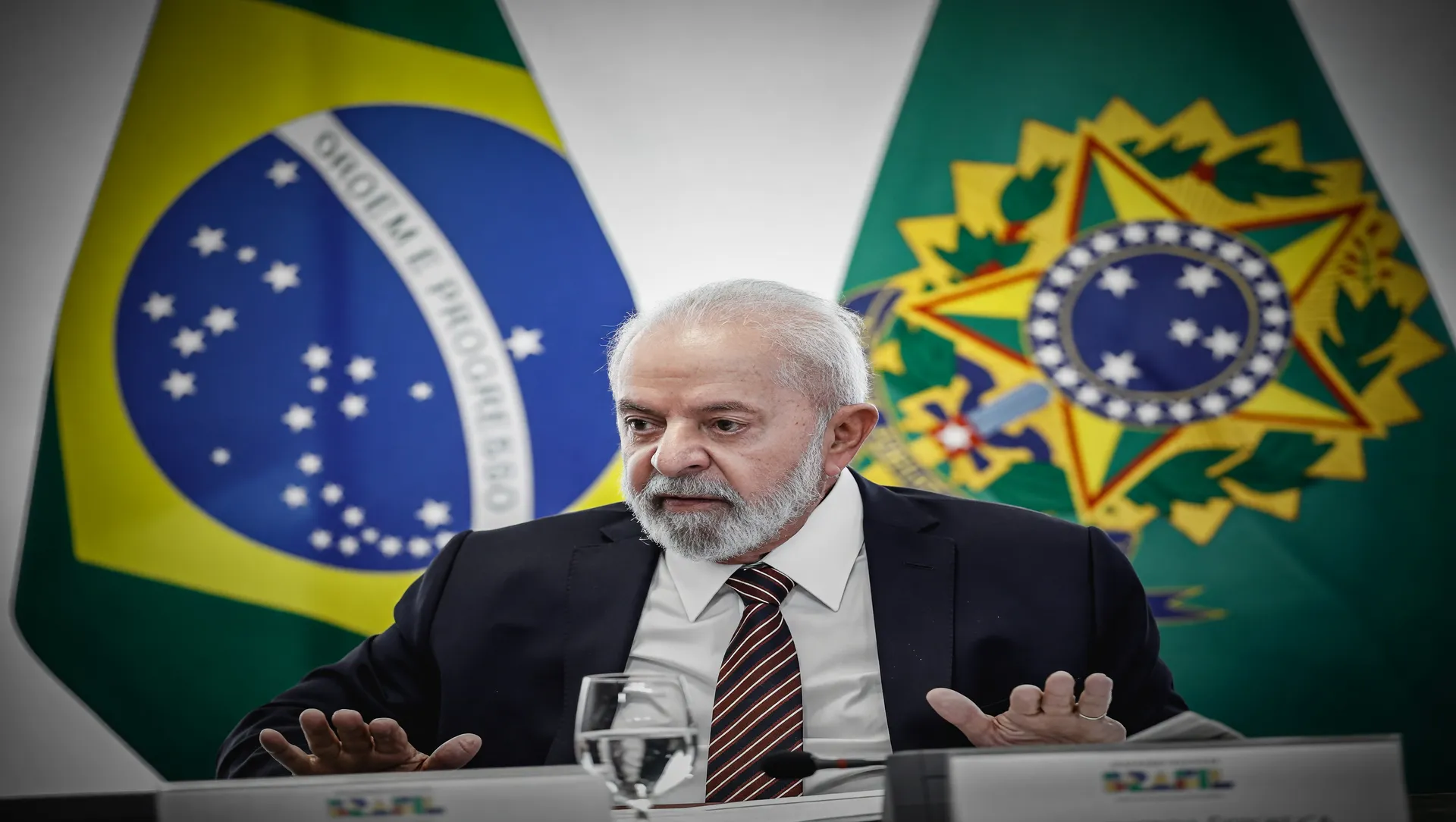 Retrato oficial de Lula com bandeira brasileira representando a MP taxa das blusinhas eleições 2026