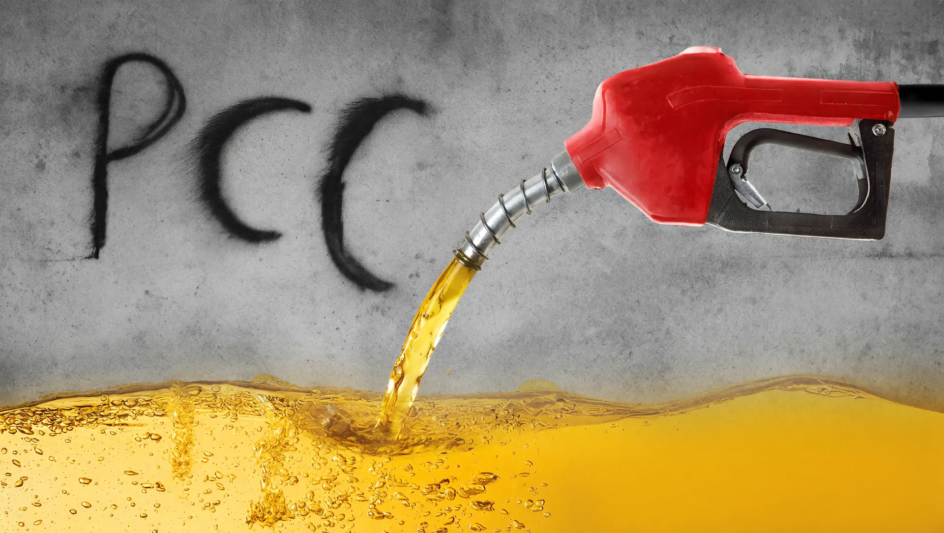 Bocal de combustível dispensando nafta adulterada vendida como gasolina, símbolo da fraude do PCC