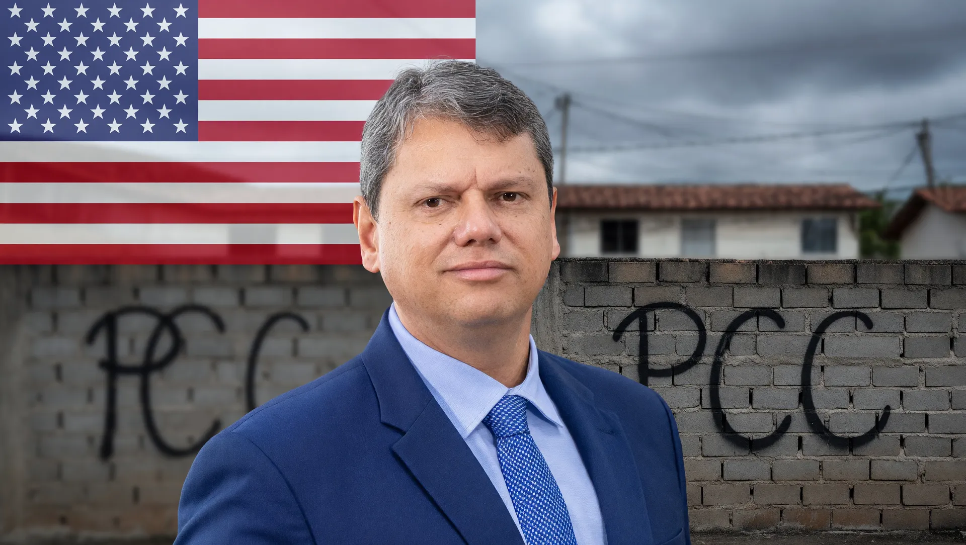 Colagem editorial: Bandeira dos EUA, Tarcísio de Freitas e pichação PCC, representando classificação como terroristas pelos EUA