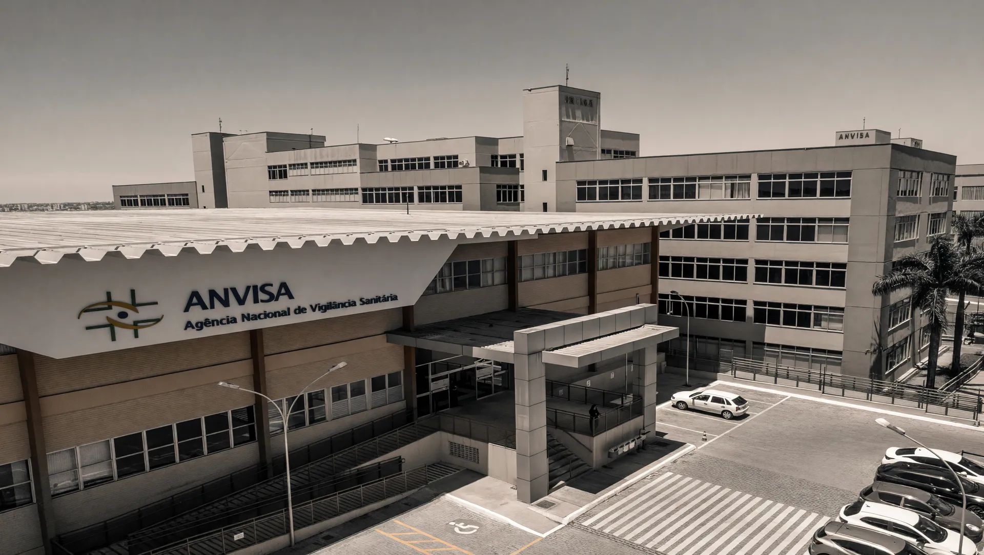 Edifício da Anvisa em Brasília, simbolizando vigilância do recolhimento voluntário antibiótico Kefazol