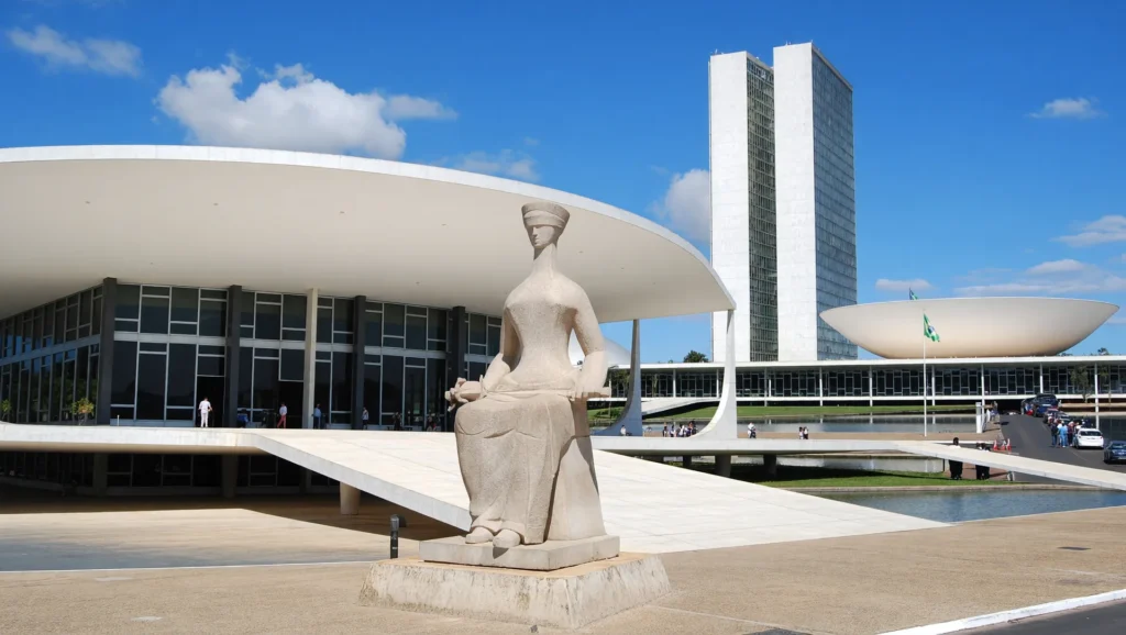 Edifícios do STF e Congresso em confronto visual sobre precedentes de rejeição indicação STF