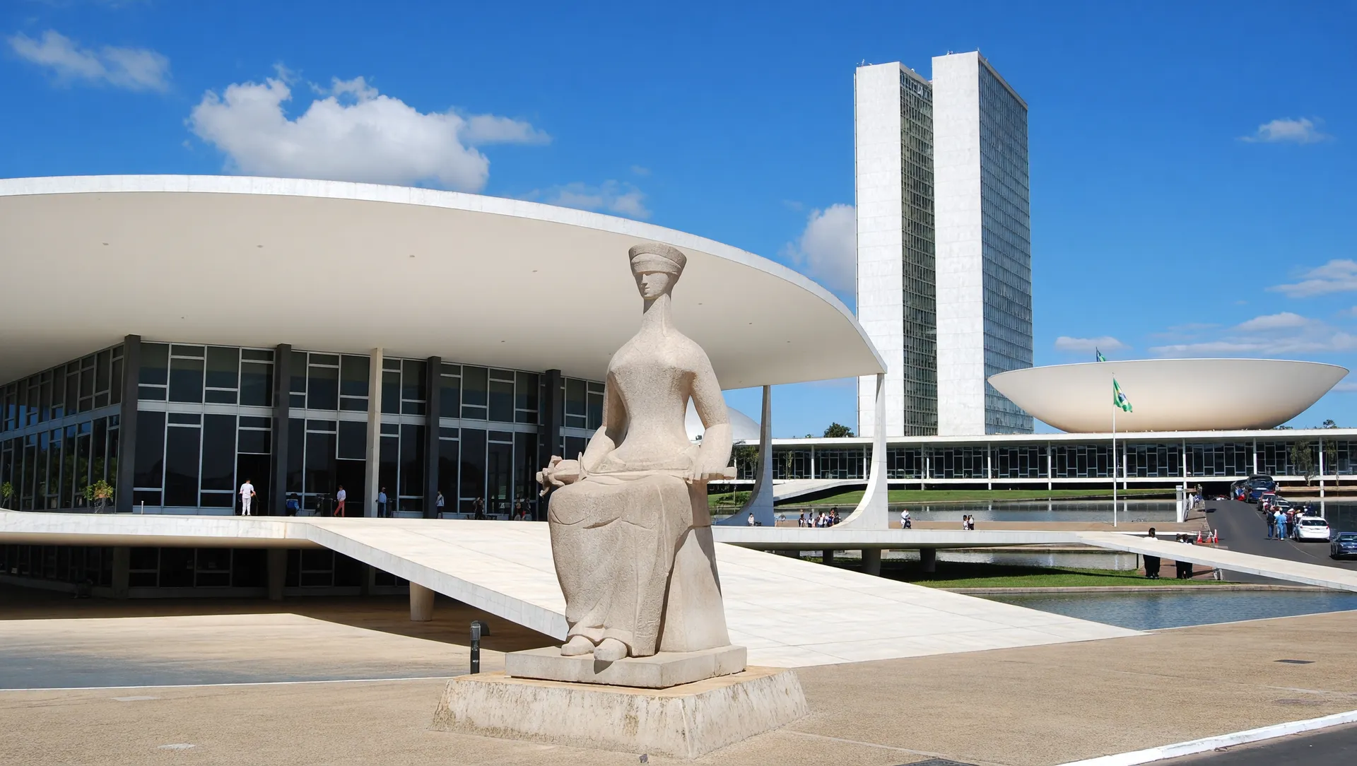 Edifícios do STF e Congresso em confronto visual sobre precedentes de rejeição indicação STF