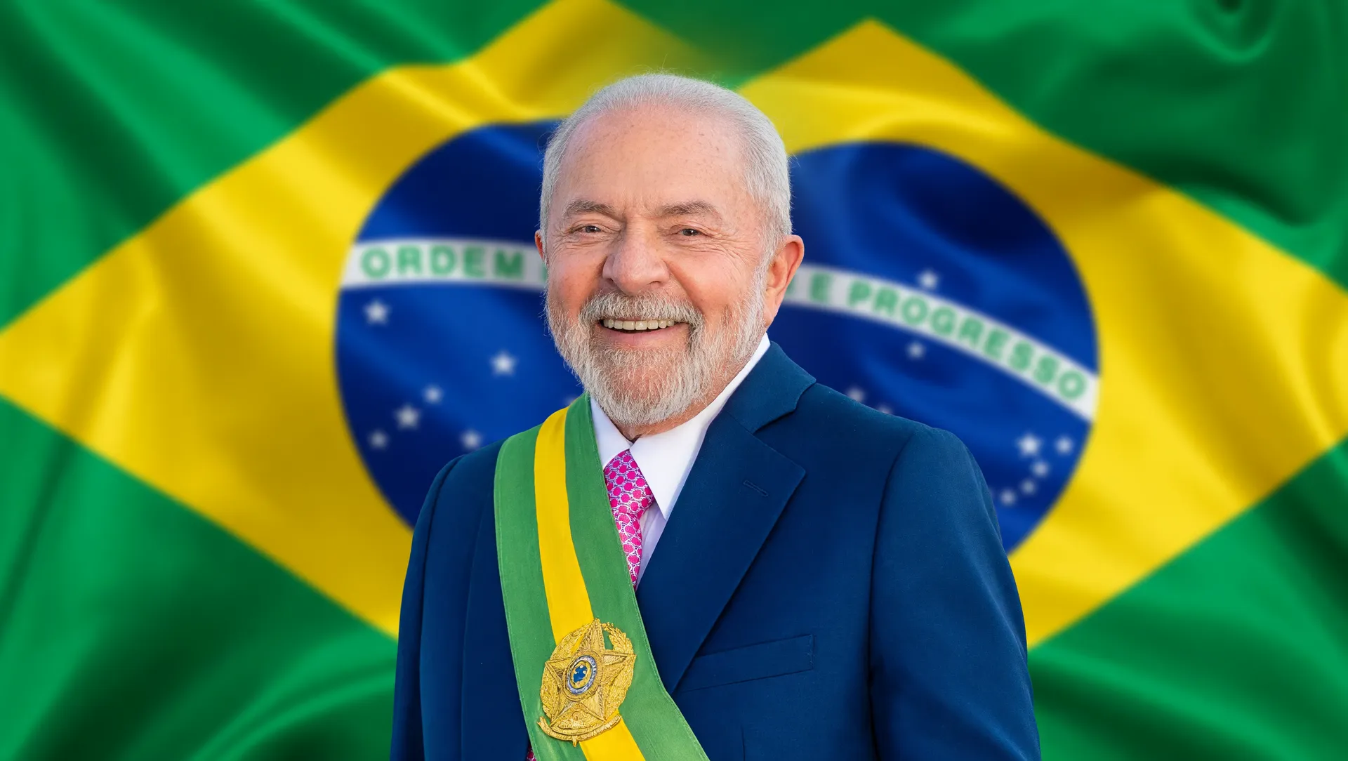 Presidente Lula com bandeira brasileira ao fundo, símbolo da renegociação de dívidas Desenrola Brasil 2026