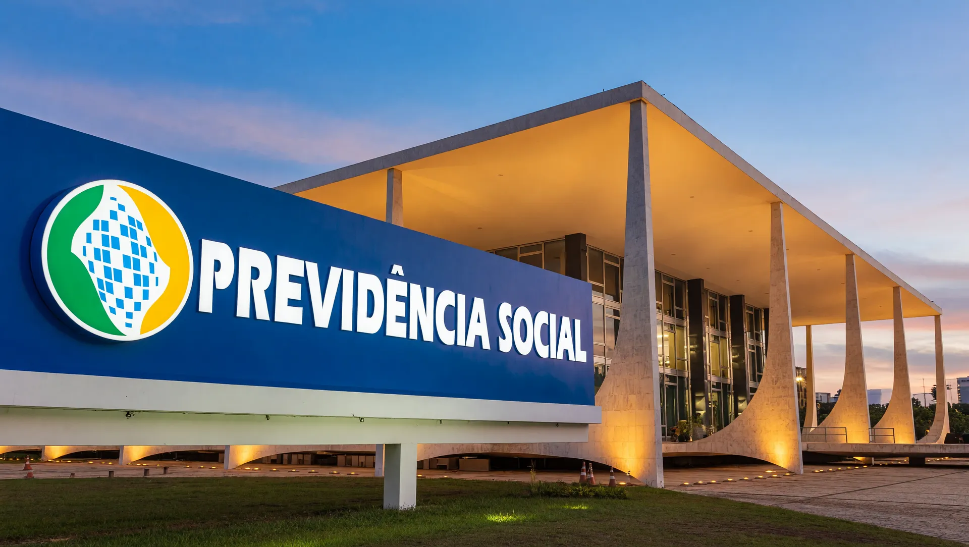 Fachadas do INSS e STF representando salário-maternidade prazo 30 dias INSS aprovado na prática