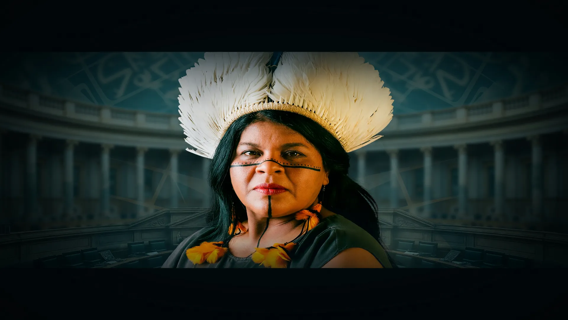 Sônia Guajajara, primeira indígena a presidir grupo no ParlAmericas, em retrato institucional com cocar tradicional