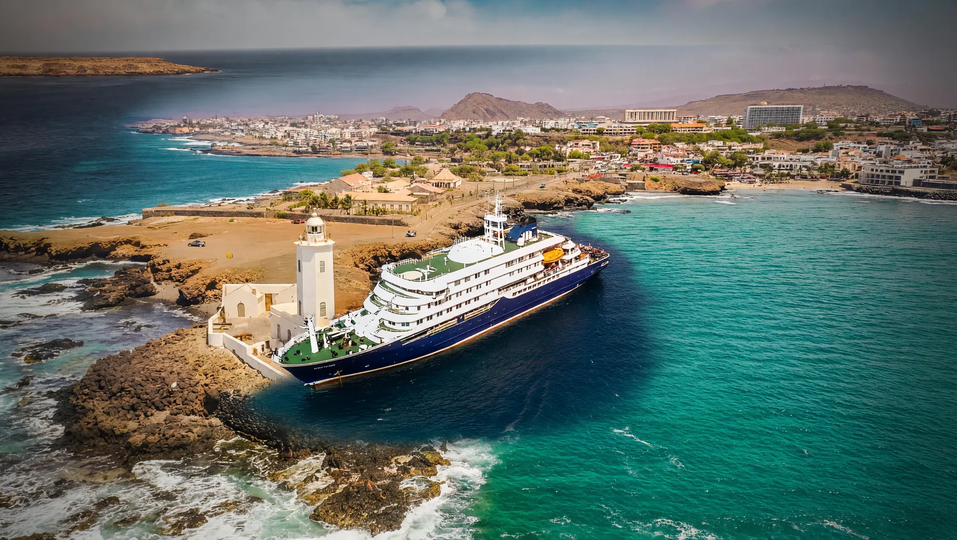 Navio de cruzeiro isolado em Cabo Verde durante surto de hantavírus em navio de cruzeiro