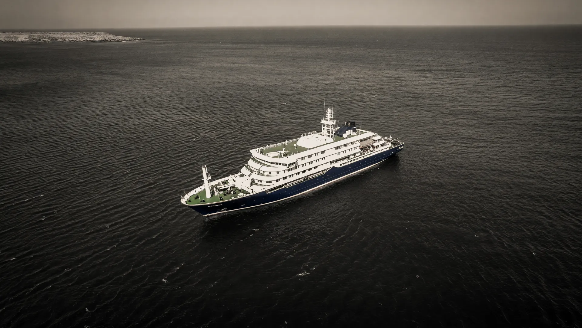 Cruzeiro MV Hondius em águas do Atlântico durante surto de hantavírus detectado entre passageiros