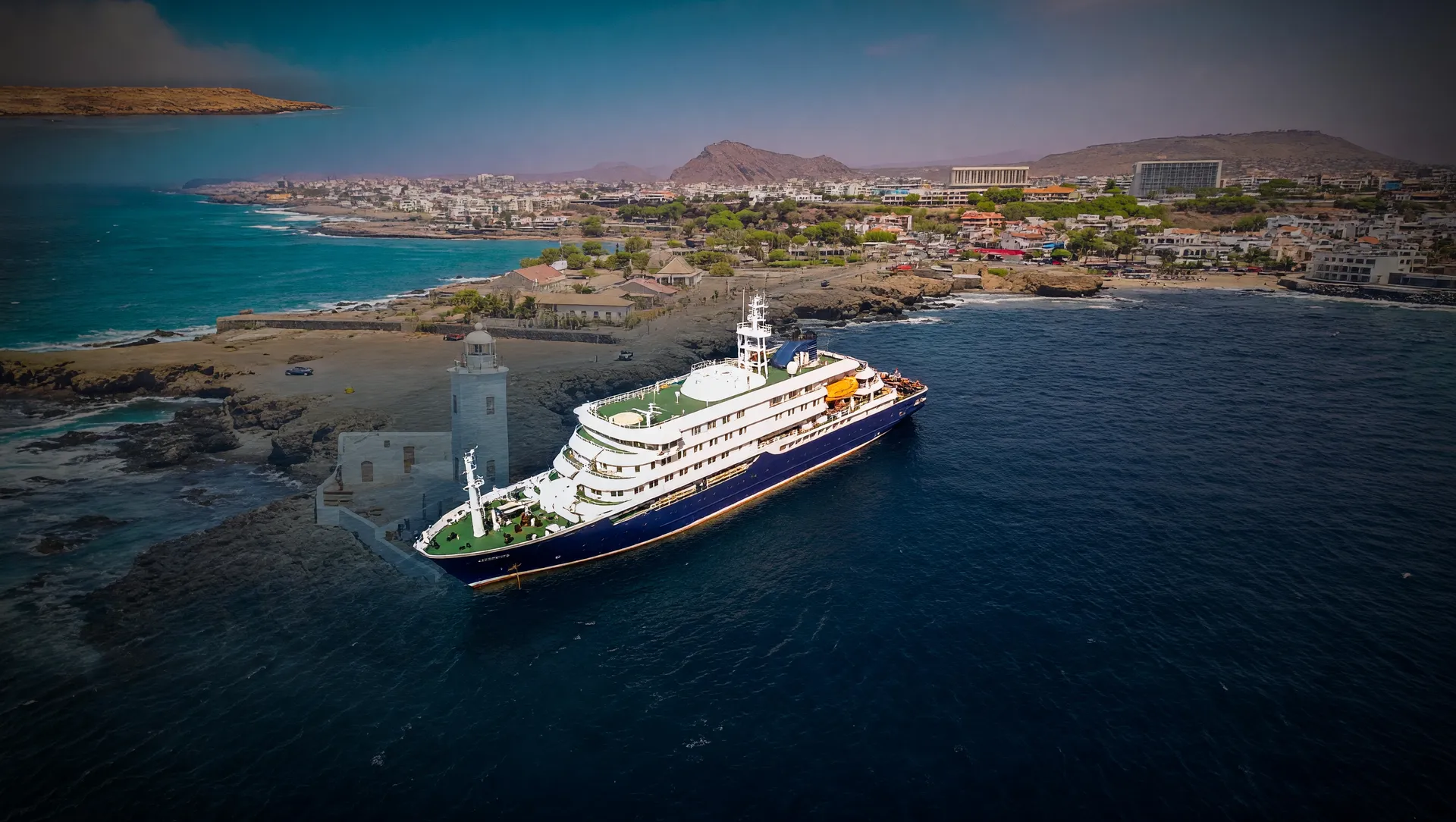 Navio MV Hondius com cenário de Cabo Verde ilustrando surto hantavírus cruzeiro