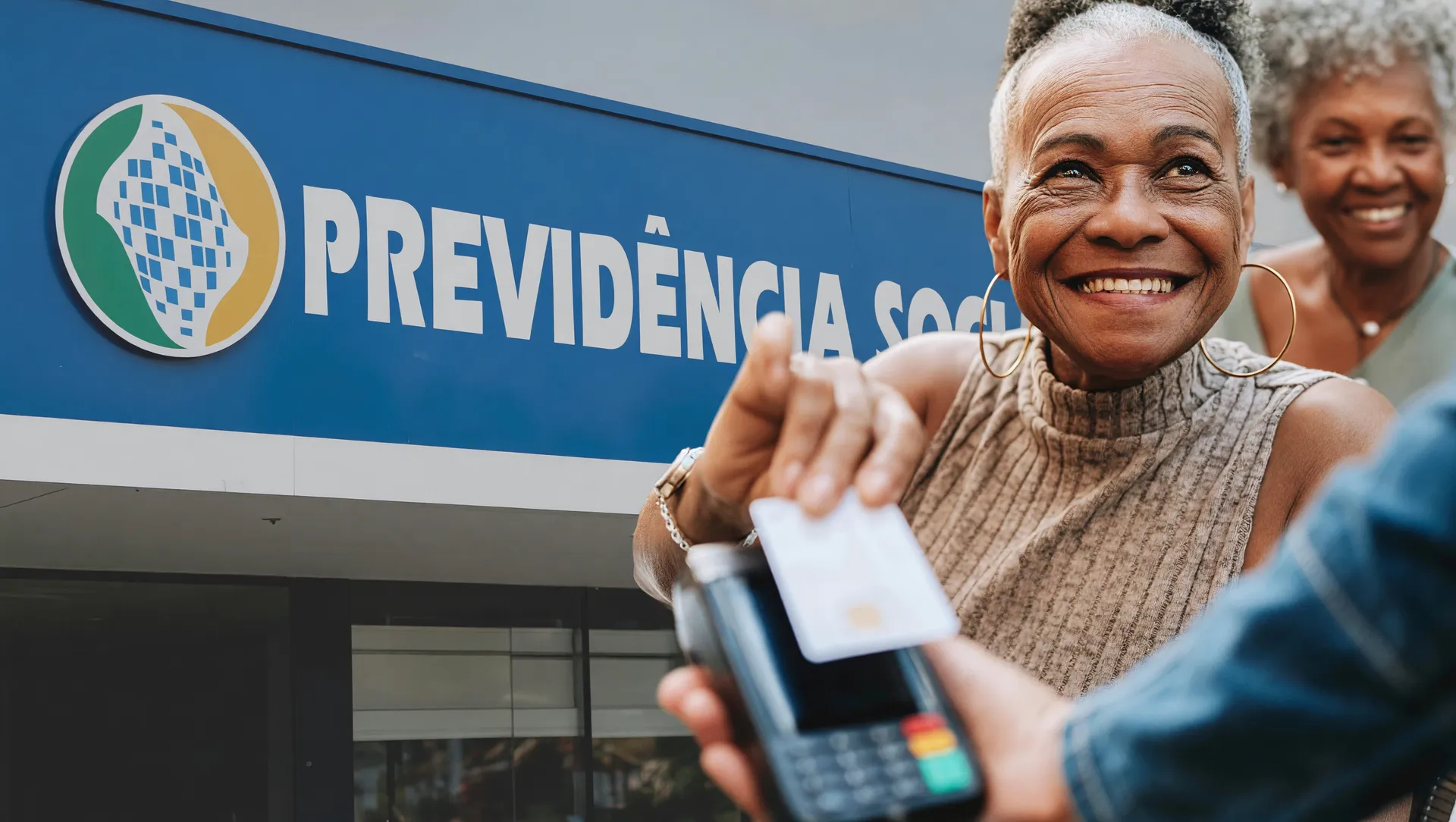 Fachada do INSS e aposentada em operação digital, representando vazamento de dados do INSS que afeta idosos