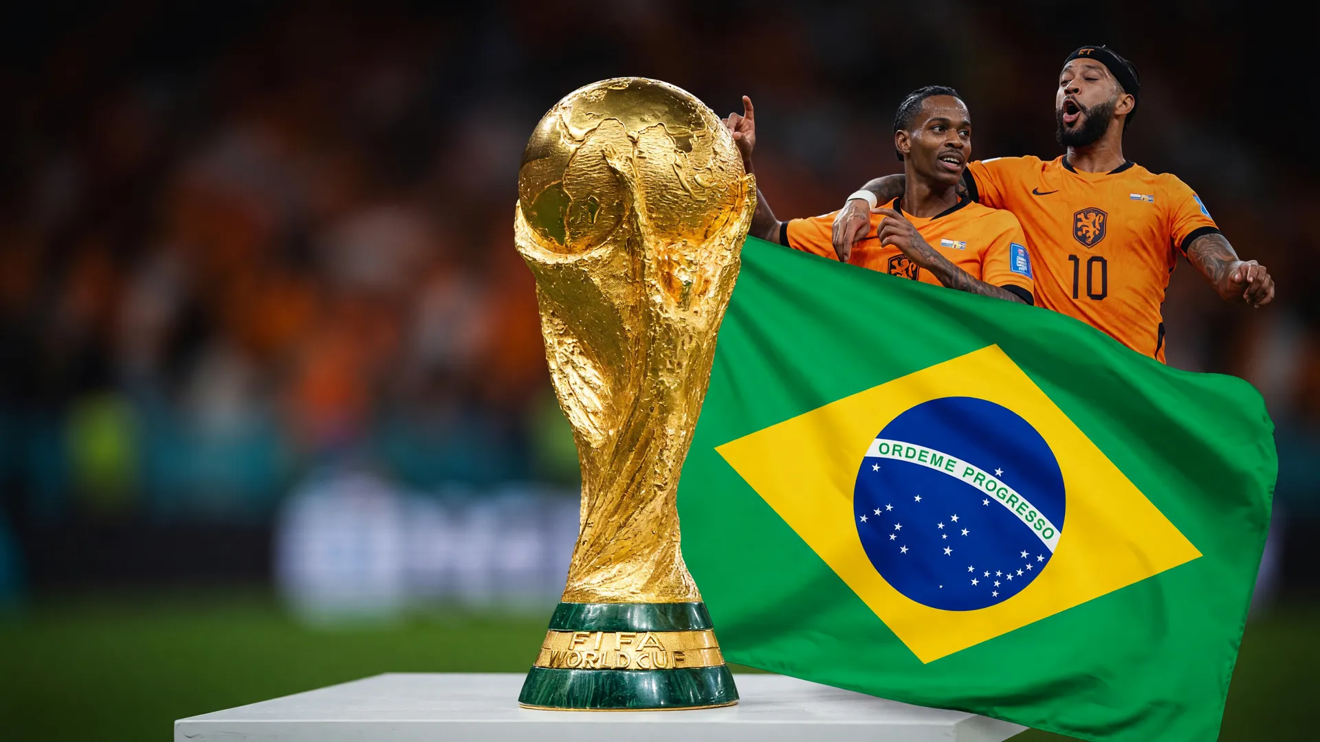 Taça da Copa 2026, bandeira do Brasil e atletas da Holanda: adversário do Brasil nas oitavas