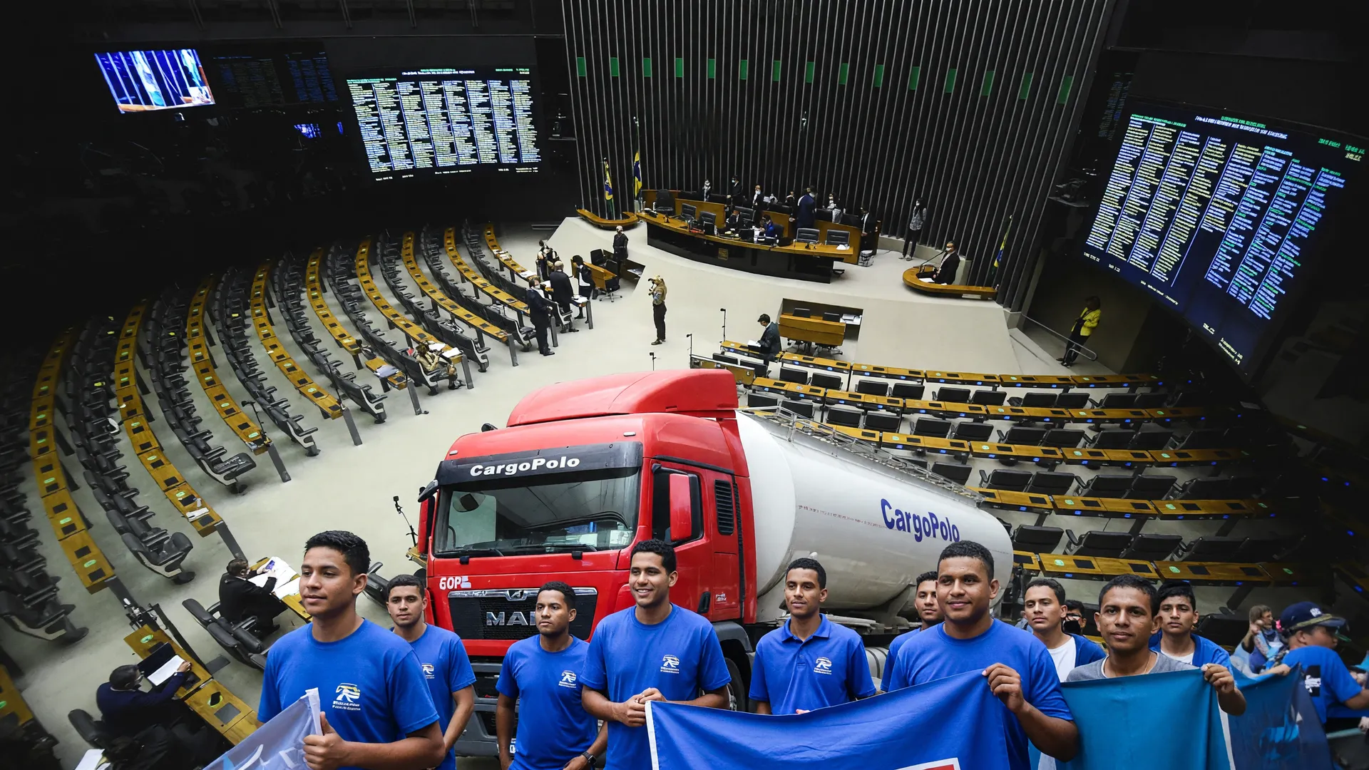 Câmara e caminhoneiros em protesto representam a anistia multas caminhoneiros 2022 aprovada