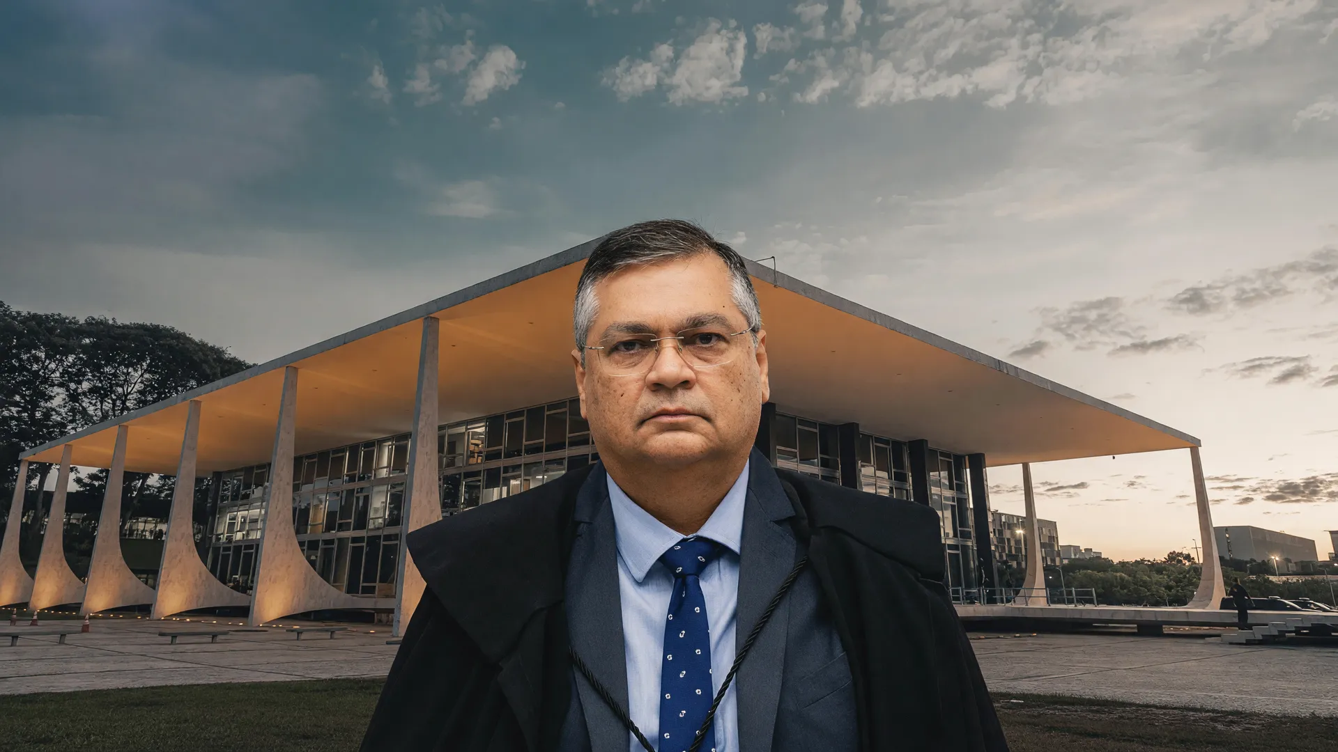 Fachada do STF ao entardecer e ministro Flávio Dino em sessão que confirma aposentadoria compulsória como punição para juízes