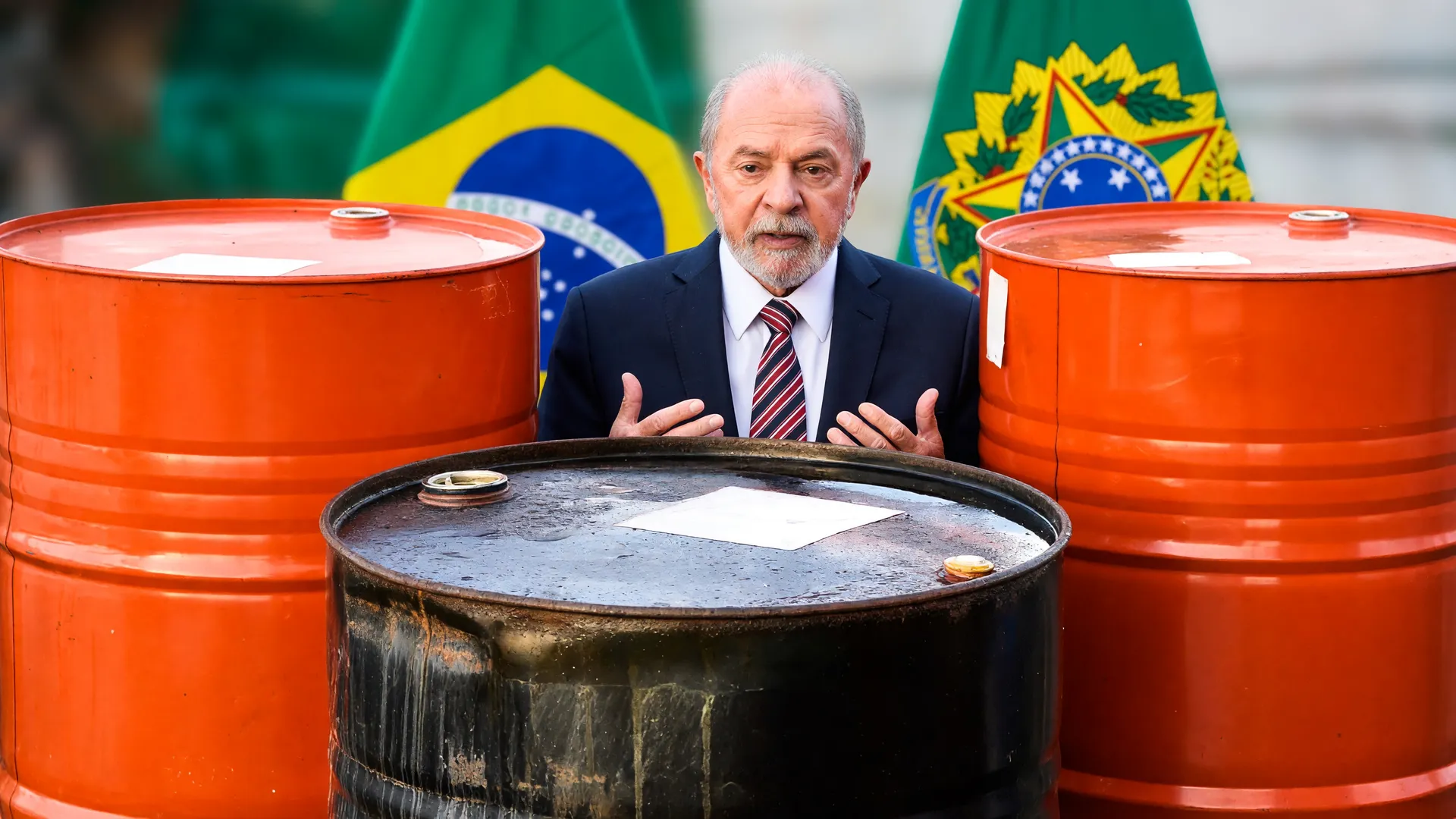 Barris de petróleo com Lula ao fundo: arrecadação federal recorde de maio reflete expansão econômica