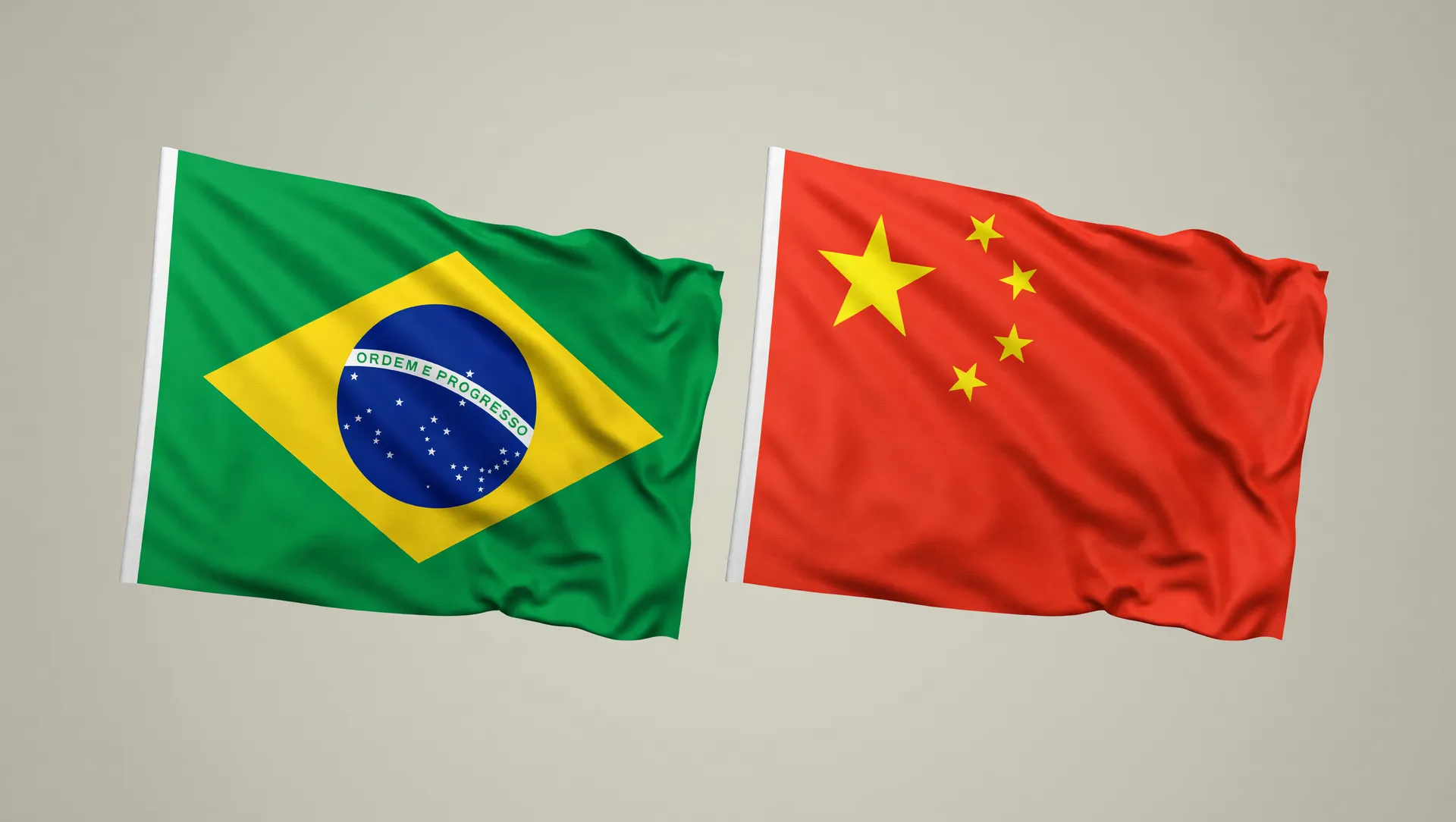 Bandeiras do Brasil e China representando a reabertura do mercado bovino: Brasil livre de febre aftosa China
