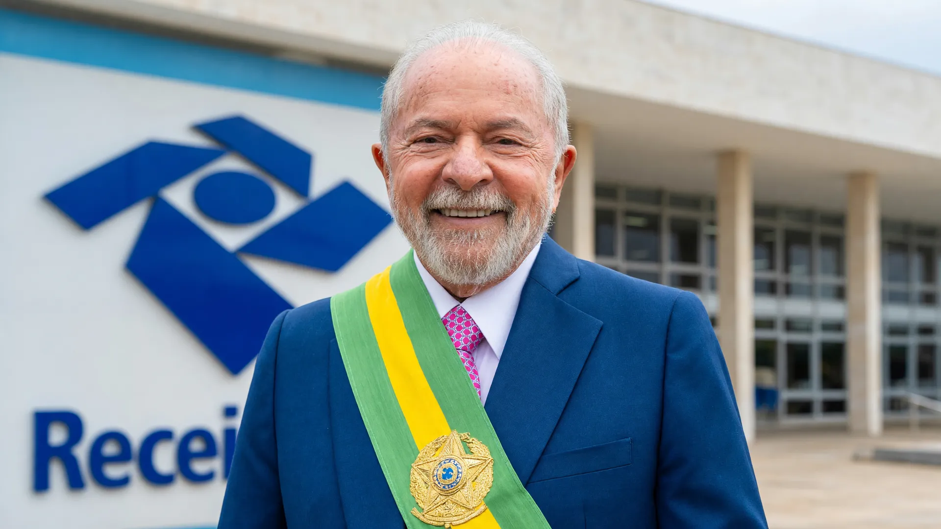 Lula com símbolo da Receita Federal para CBS tributação de compras internacionais 2027