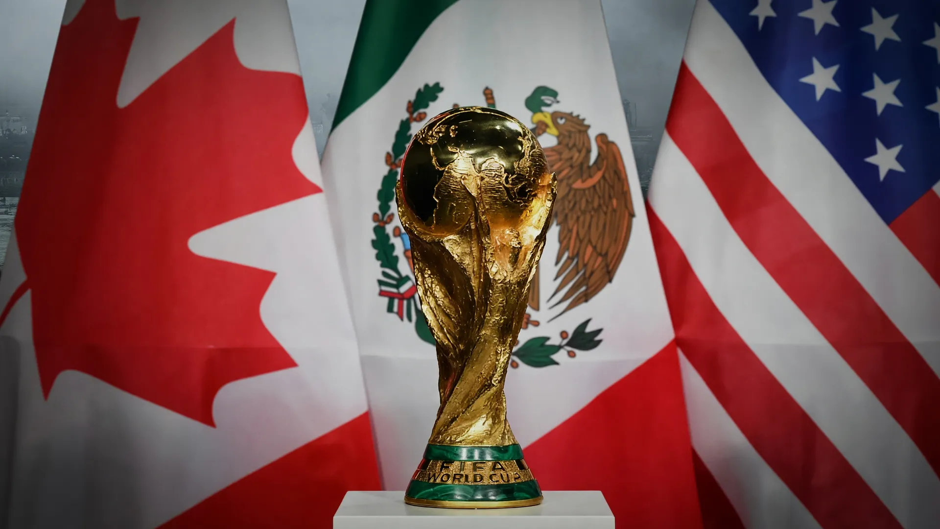 Troféu Copa do Mundo 2026 retratando a poluição ambiental do maior torneio de futebol mundial