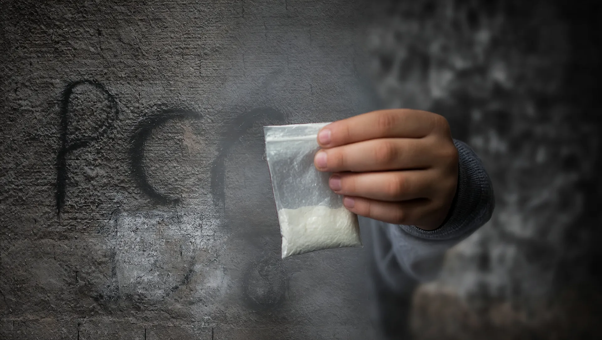 Pichação do PCC e cocaína em composição editorial, mostrando crime organizado compra votos eleições