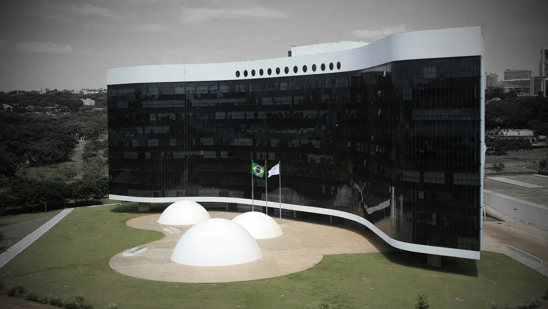 Fachada do TSE em destaque para distribuição fundo eleitoral 2026 e controle institucional dos repasses
