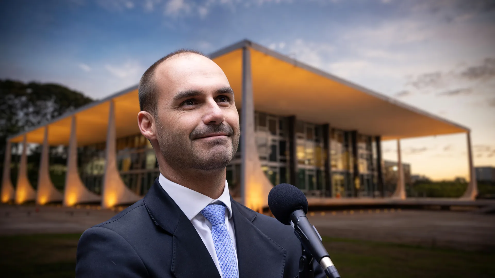 Eduardo Bolsonaro condenado na imprensa internacional: retrato formal com contexto judiciário