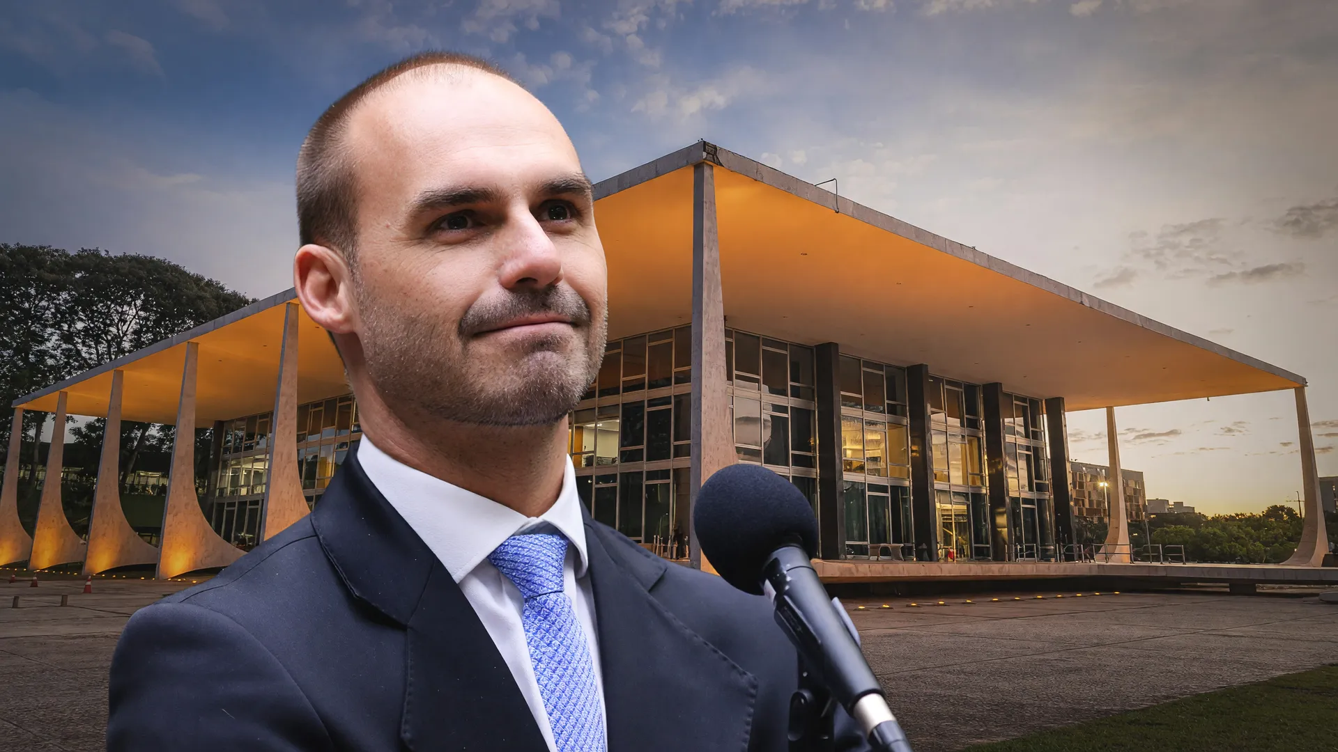 Composição com Eduardo Bolsonaro em primeiro plano e a fachada do STF ao fundo, ilustrando seu julgamento por coação