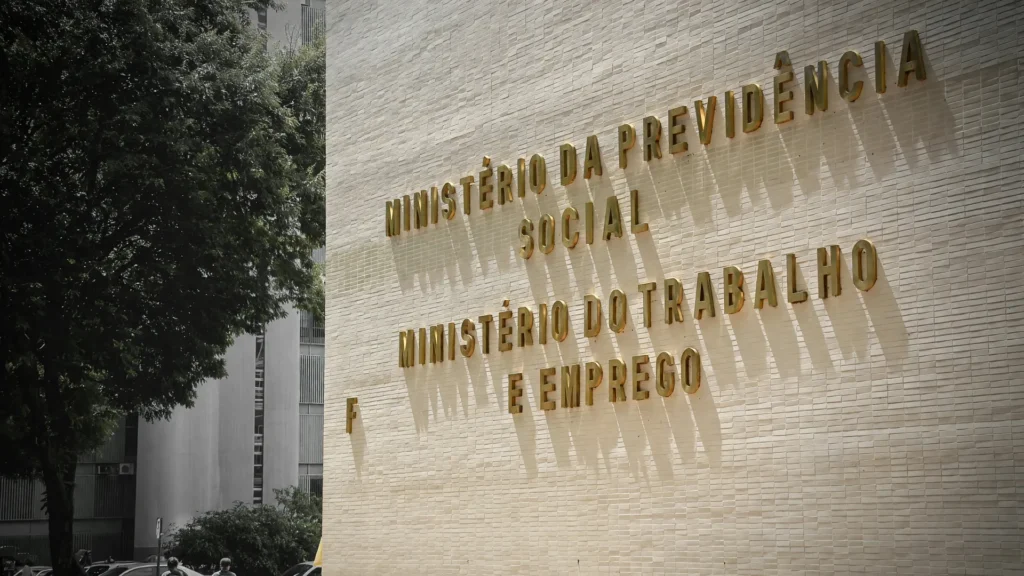 Fachada moderna do Ministério do Trabalho em editorial que ilustra como empregos públicos superam setor privado