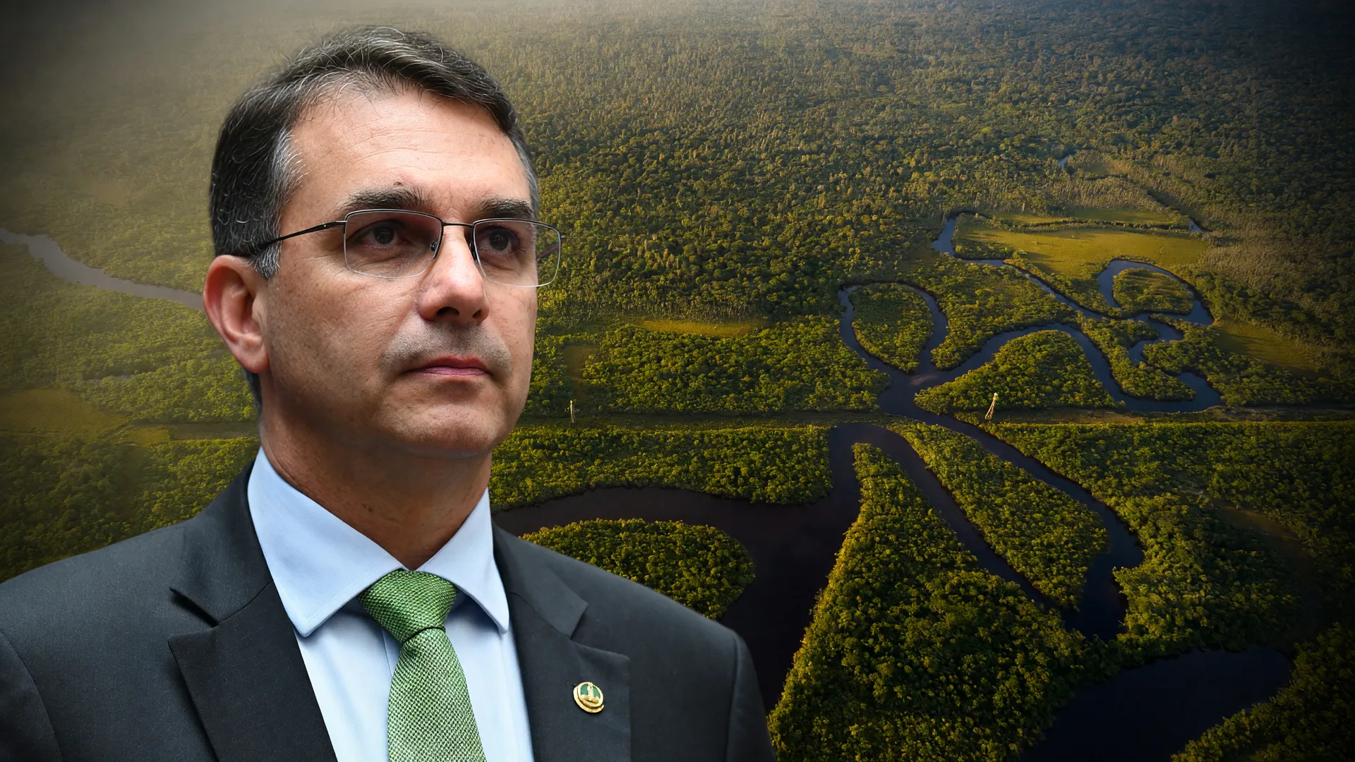 Flávio Bolsonaro com Amazônia ao fundo, simbolizando debate sobre licenças ambientais e mineração no Pará