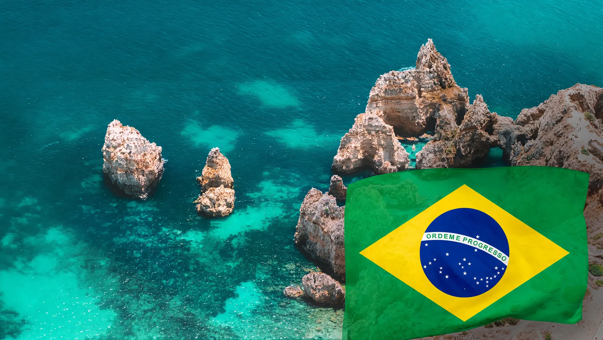 Bandeira brasileira sobre paisagem costeira de Portugal, representando greve geral Portugal voos Brasil