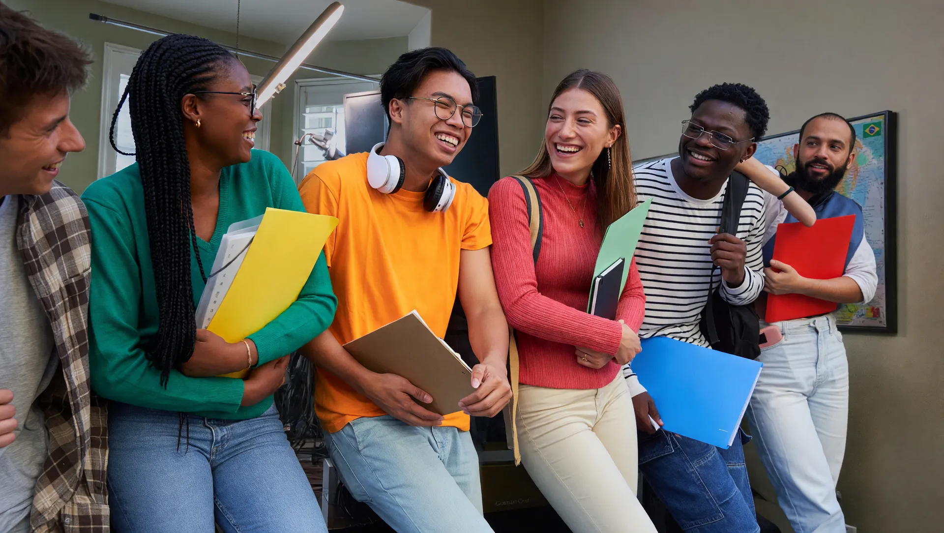 Desemprego de jovens graduados aumenta com home office, revelando barreiras na contratação
