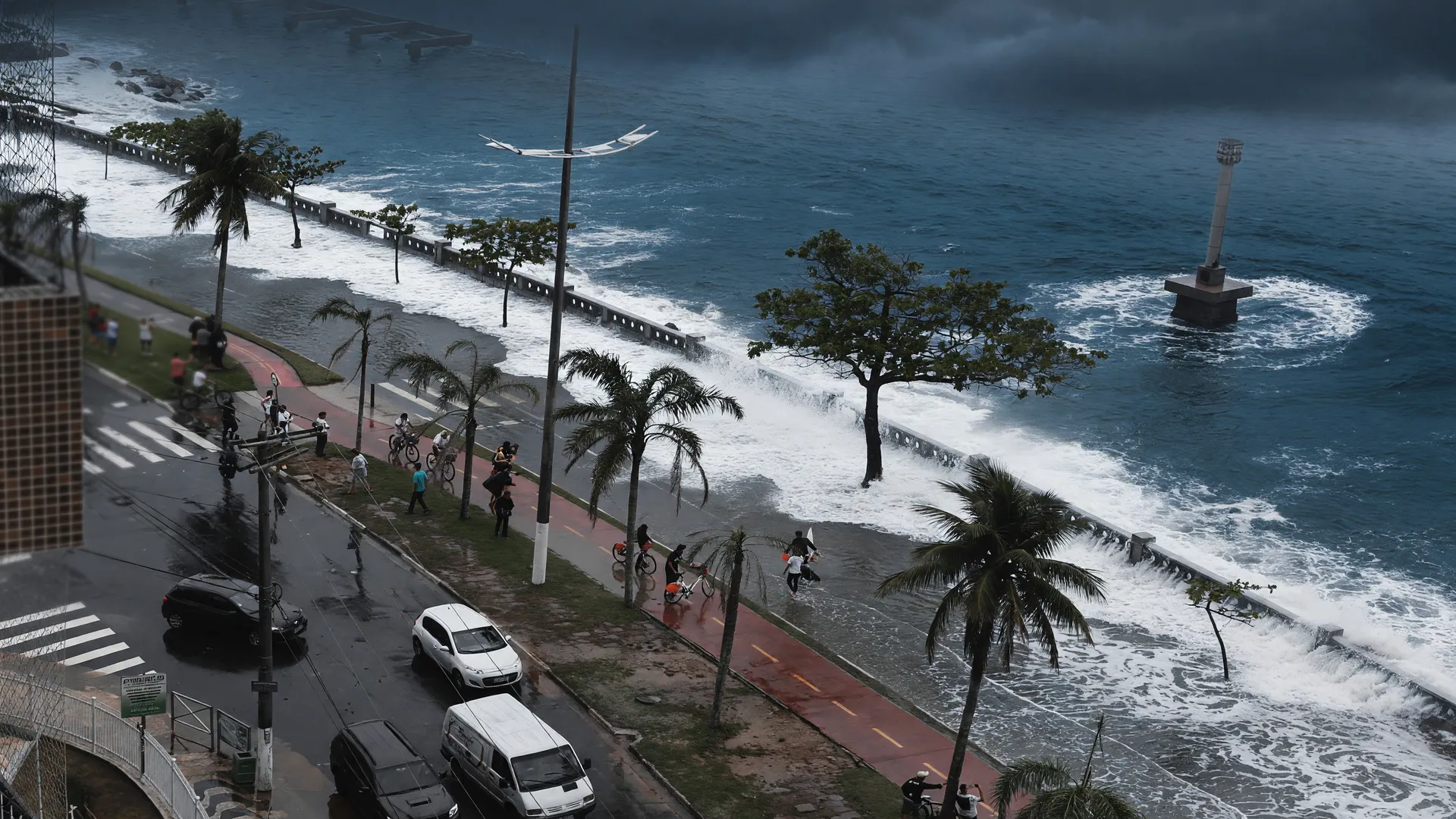 Inundações costeiras extremas relacionadas ao aquecimento global atingem avenida litorânea com vagas violentas