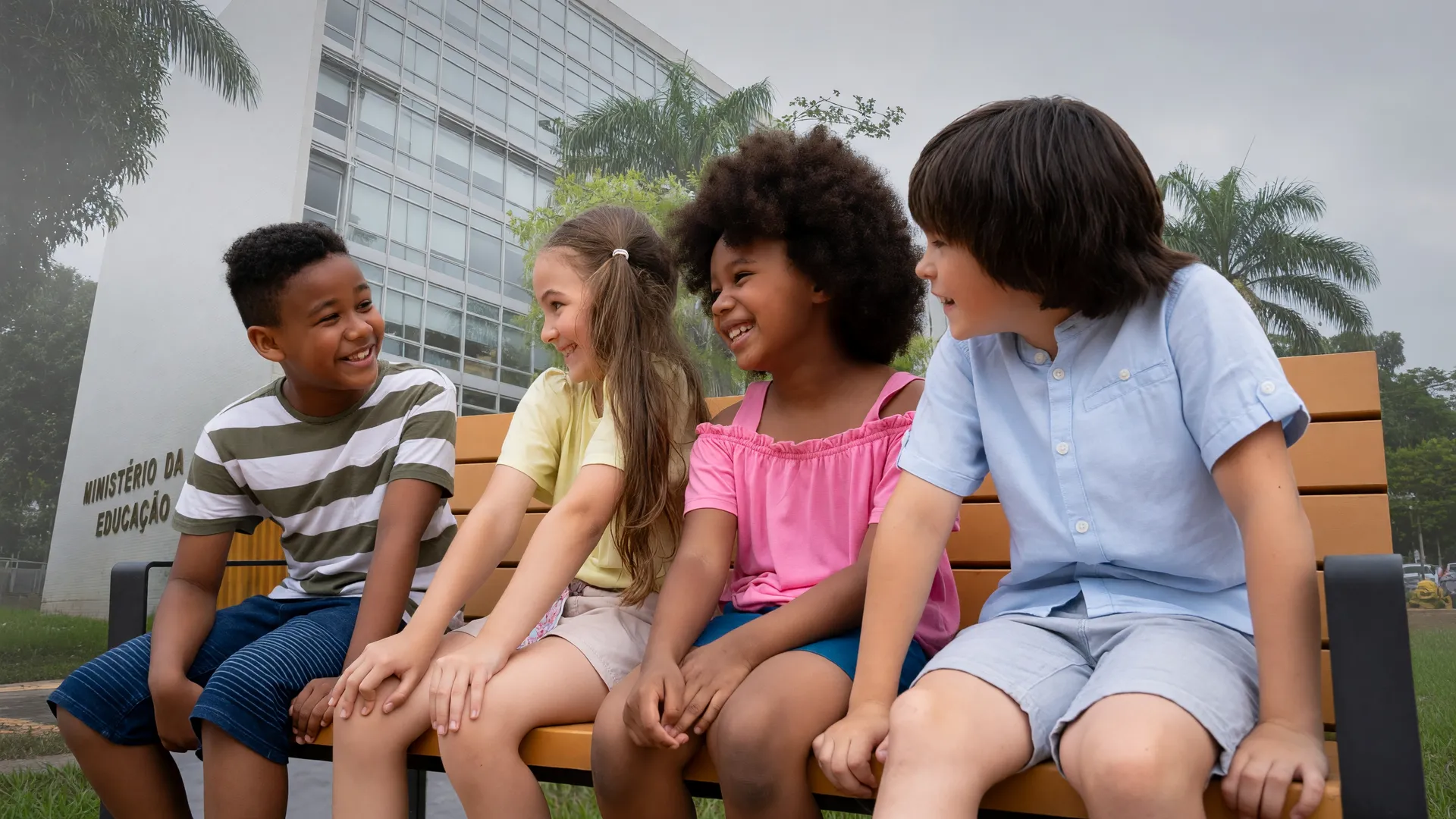 Implementação da lei do celular nas escolas transforma rotinas de estudantes em prol da proteção infantil